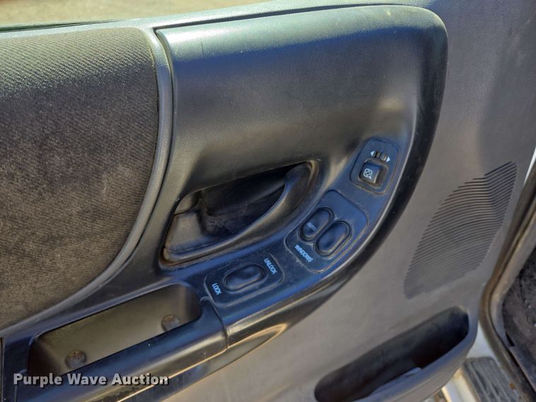 image for item NV9822 2003 Ford Ranger SuperCab pickup truck