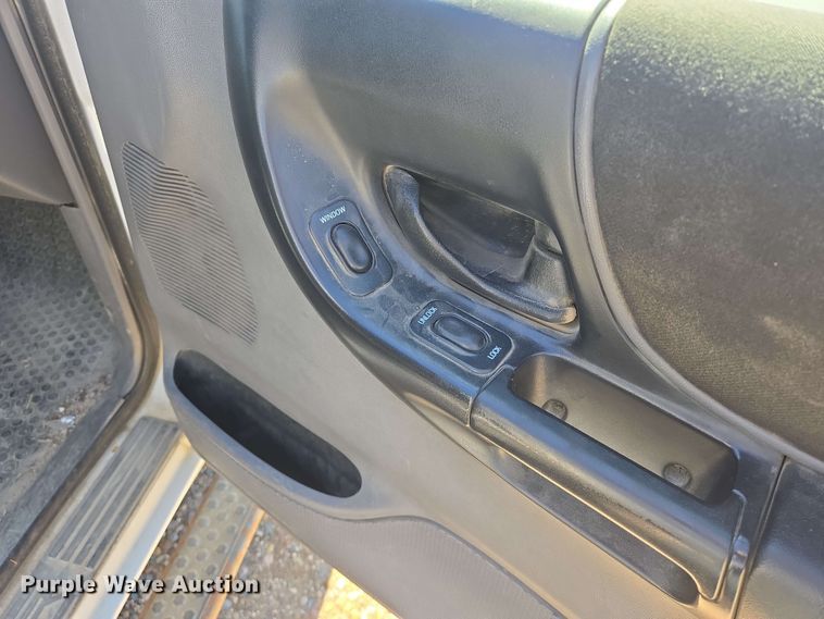 image for item NV9822 2003 Ford Ranger SuperCab pickup truck