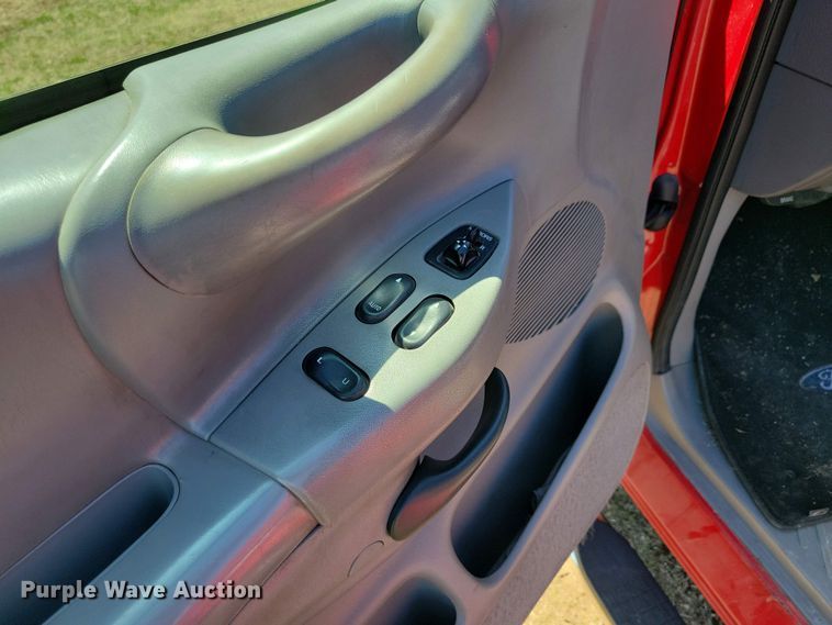 image for item NV9827 1997 Ford F150 XLT pickup truck