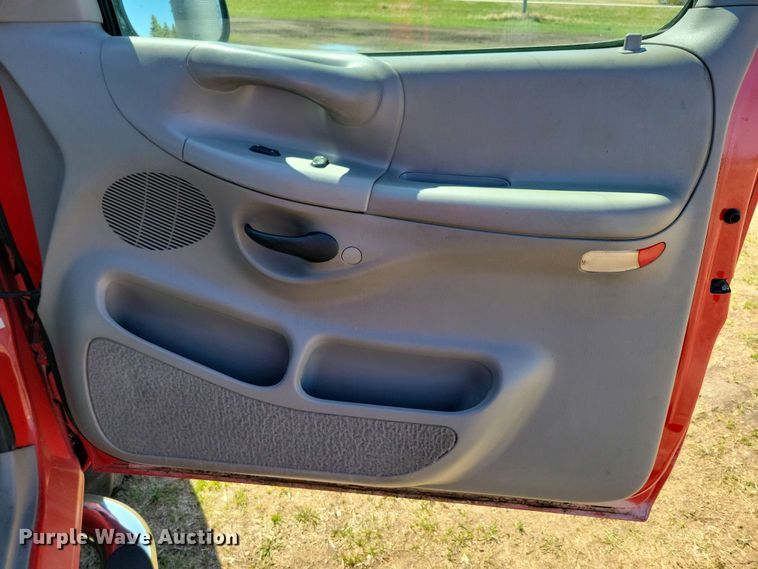 image for item NV9827 1997 Ford F150 XLT pickup truck