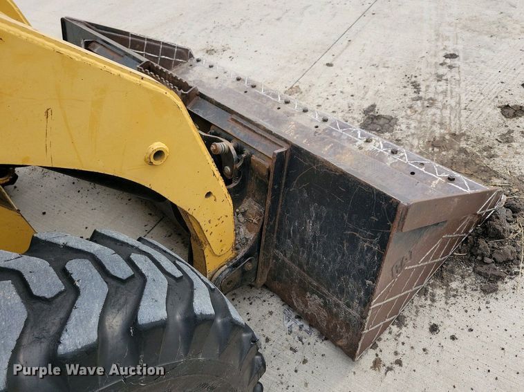 image for item DN3737 1999 Caterpillar 246 skid steer loader
