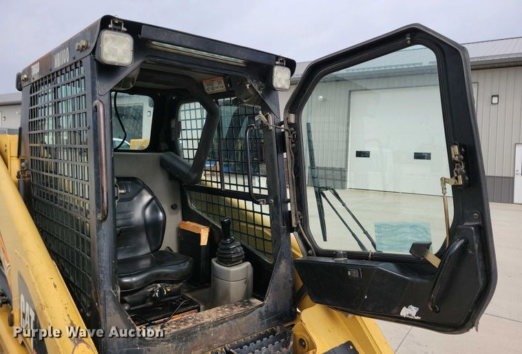 image for item DN3737 1999 Caterpillar 246 skid steer loader