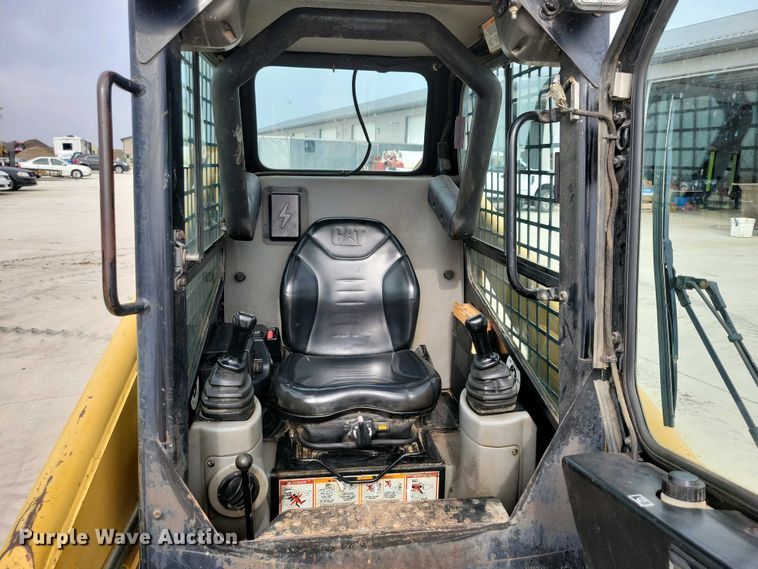 image for item DN3737 1999 Caterpillar 246 skid steer loader