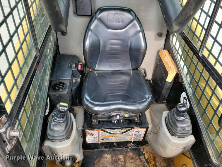 image for item DN3737 1999 Caterpillar 246 skid steer loader