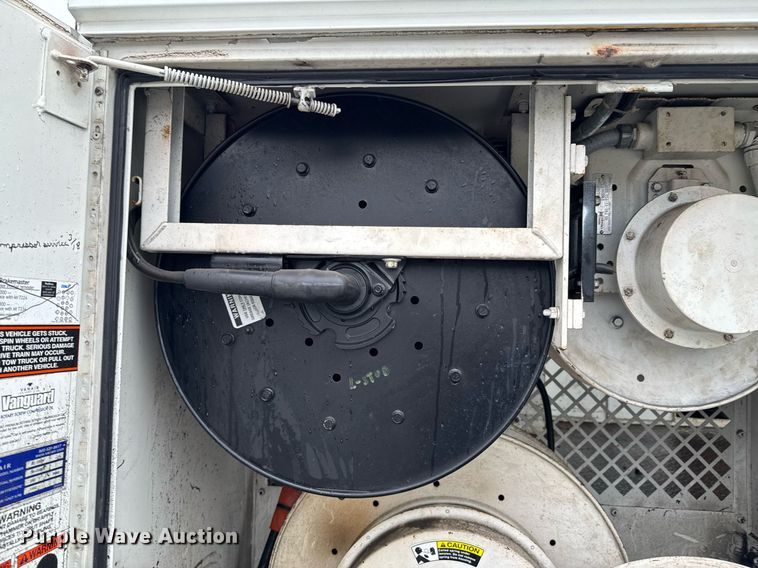 image for item DO0798 2009 International DuraStar 4300 utility / service truck