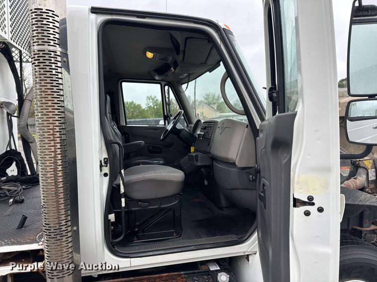 image for item DO0798 2009 International DuraStar 4300 utility / service truck