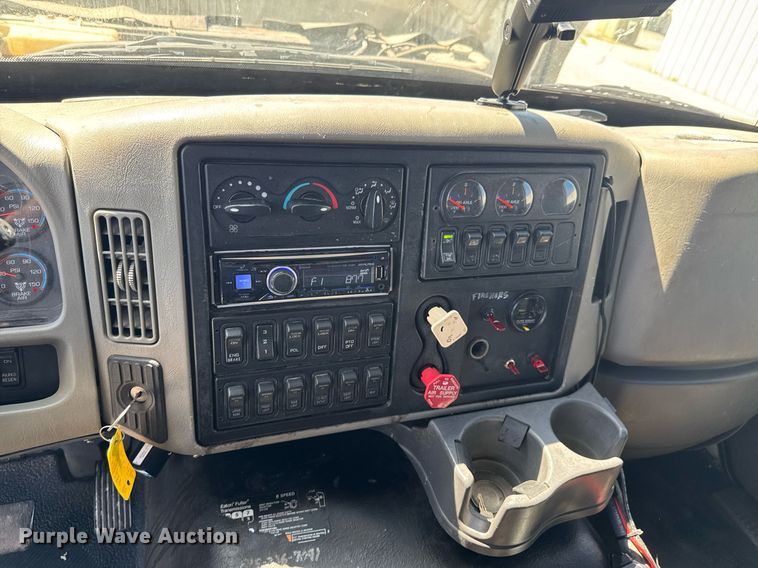 image for item DO0871 2010 International 7000 utility / service truck