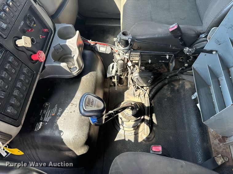 image for item DO0871 2010 International 7000 utility / service truck