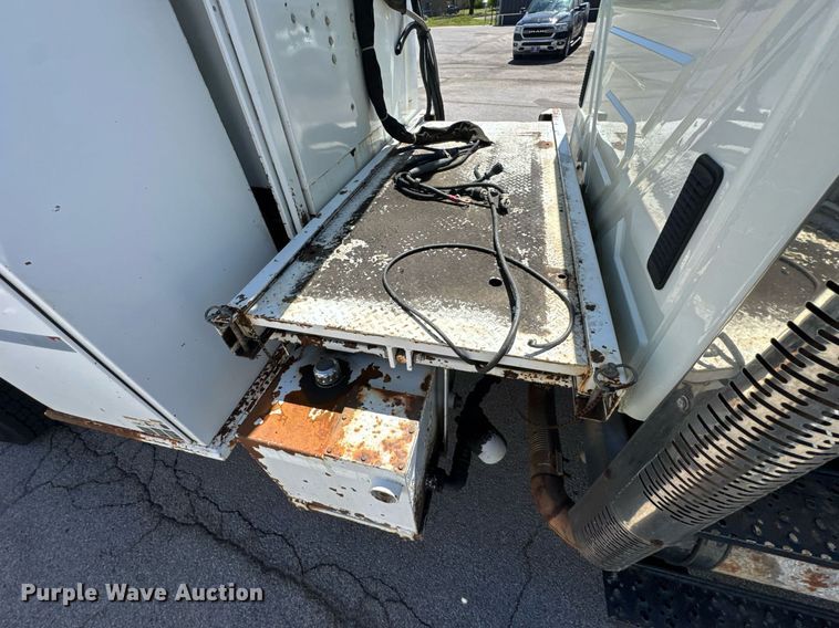 image for item DO0872 2007 International 4000 utility / service truck