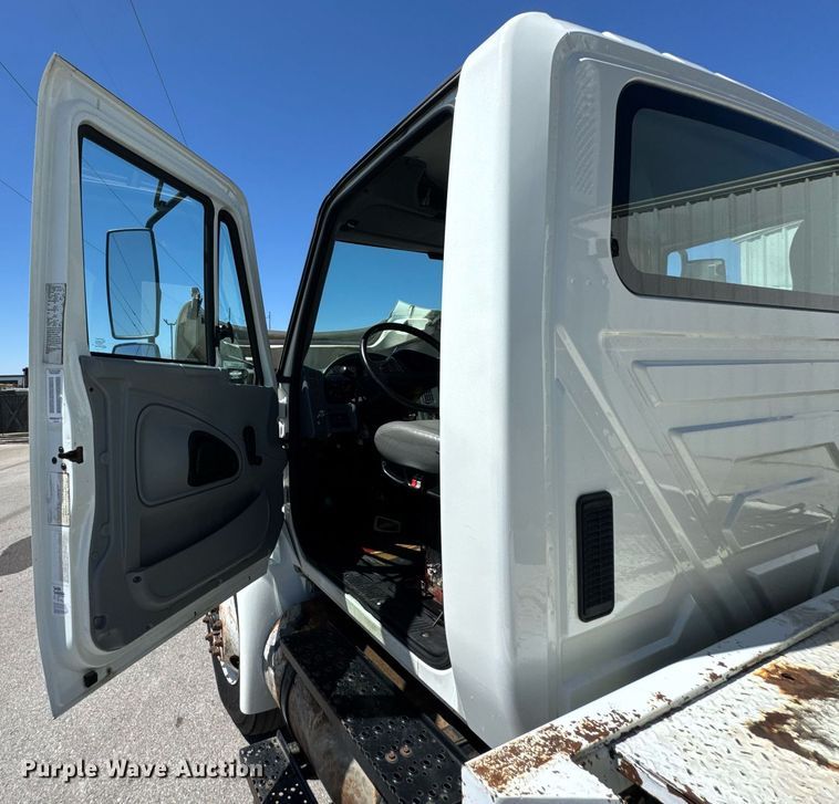 image for item DO0872 2007 International 4000 utility / service truck