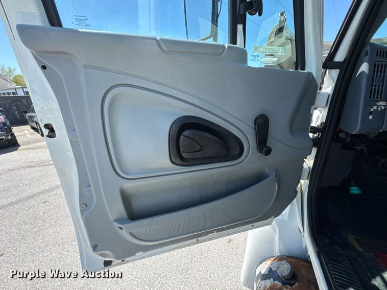 image for item DO0872 2007 International 4000 utility / service truck