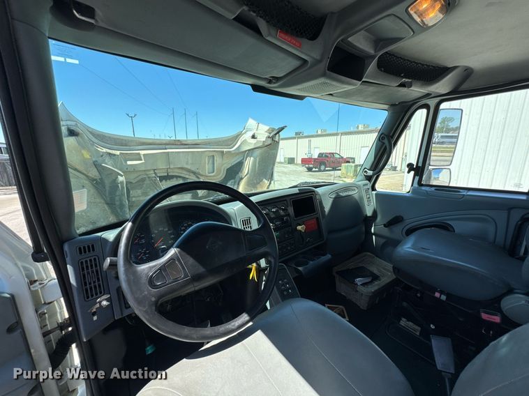 image for item DO0872 2007 International 4000 utility / service truck