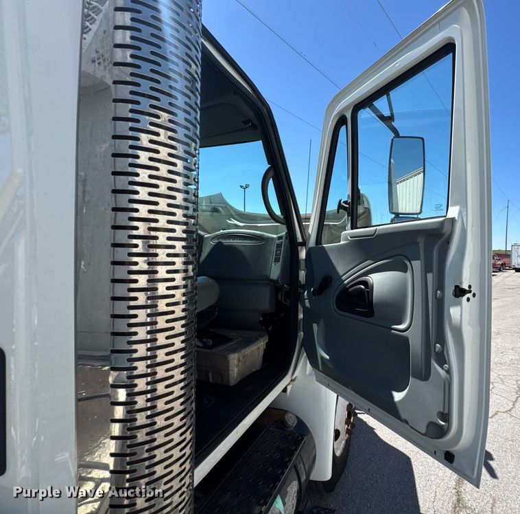 image for item DO0872 2007 International 4000 utility / service truck