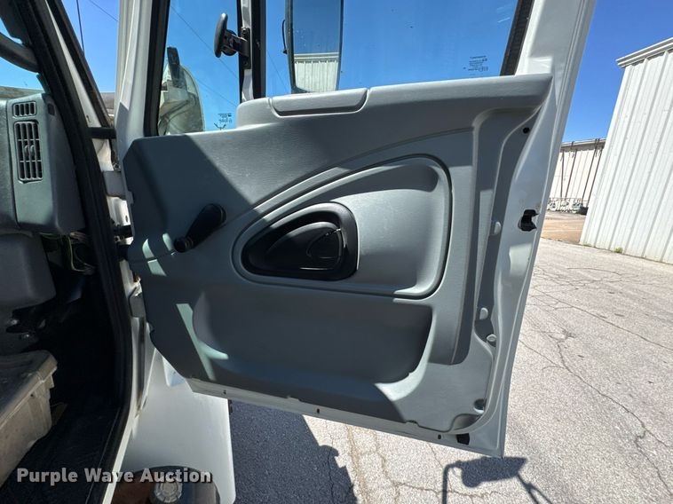 image for item DO0872 2007 International 4000 utility / service truck