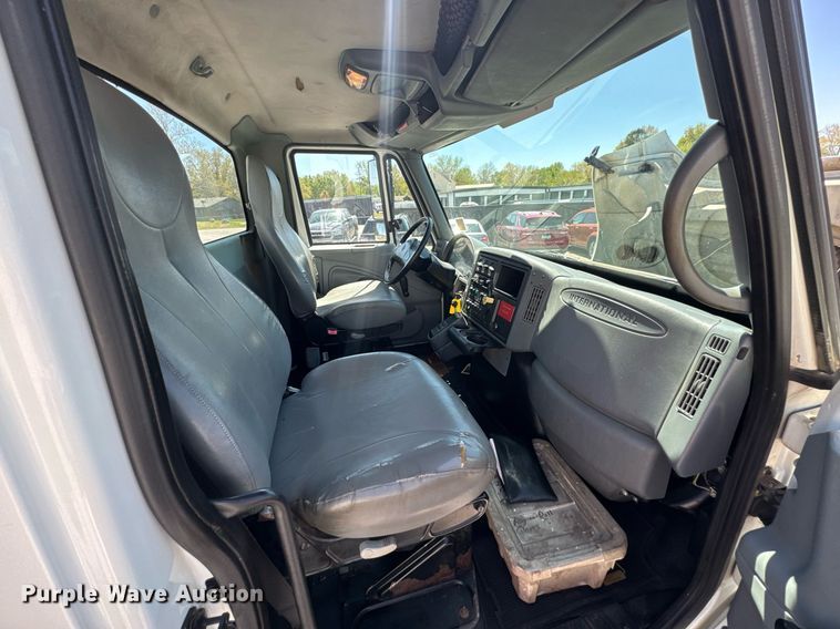 image for item DO0872 2007 International 4000 utility / service truck