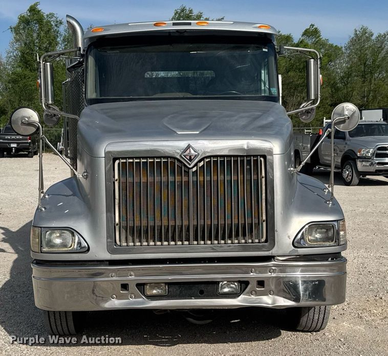image for item DO0878 2007 International 9400i SBA flatbed truck with mud mixing system