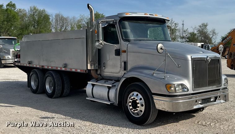 image for item DO0878 2007 International 9400i SBA flatbed truck with mud mixing system