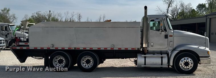 image for item DO0878 2007 International 9400i SBA flatbed truck with mud mixing system