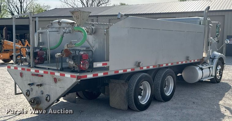 image for item DO0878 2007 International 9400i SBA flatbed truck with mud mixing system