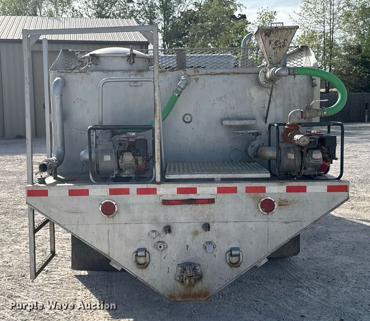 image for item DO0878 2007 International 9400i SBA flatbed truck with mud mixing system