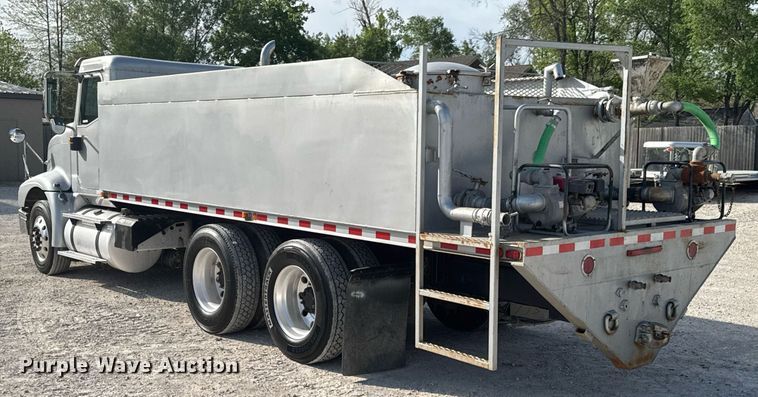 image for item DO0878 2007 International 9400i SBA flatbed truck with mud mixing system