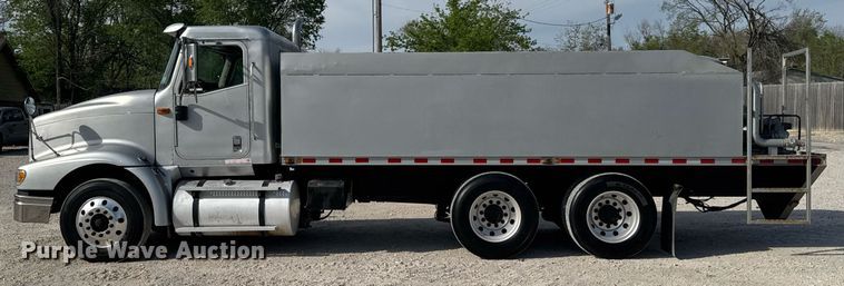 image for item DO0878 2007 International 9400i SBA flatbed truck with mud mixing system