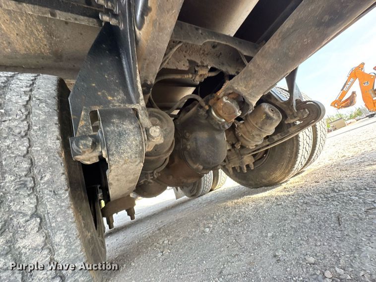 image for item DO0878 2007 International 9400i SBA flatbed truck with mud mixing system