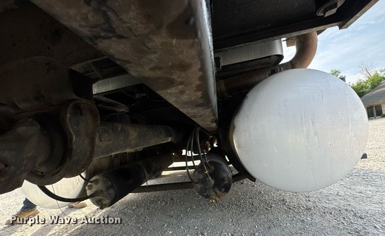 image for item DO0878 2007 International 9400i SBA flatbed truck with mud mixing system