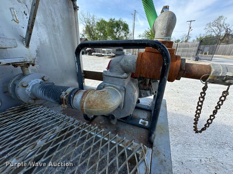 image for item DO0878 2007 International 9400i SBA flatbed truck with mud mixing system