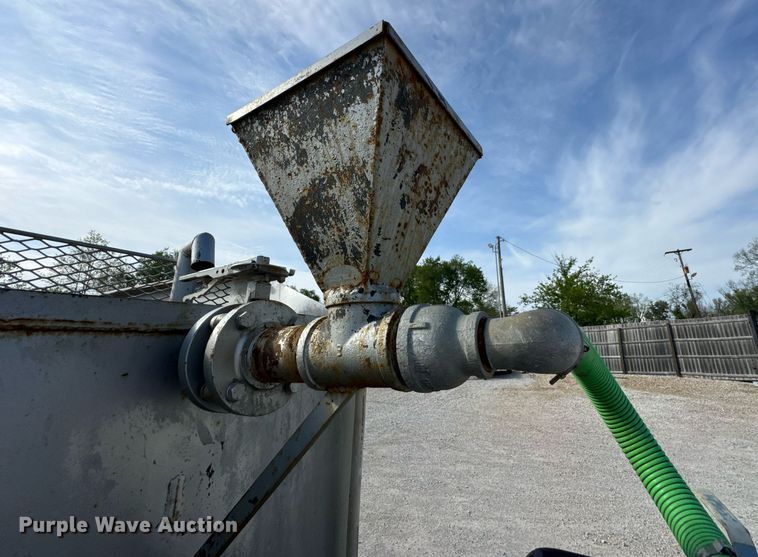 image for item DO0878 2007 International 9400i SBA flatbed truck with mud mixing system