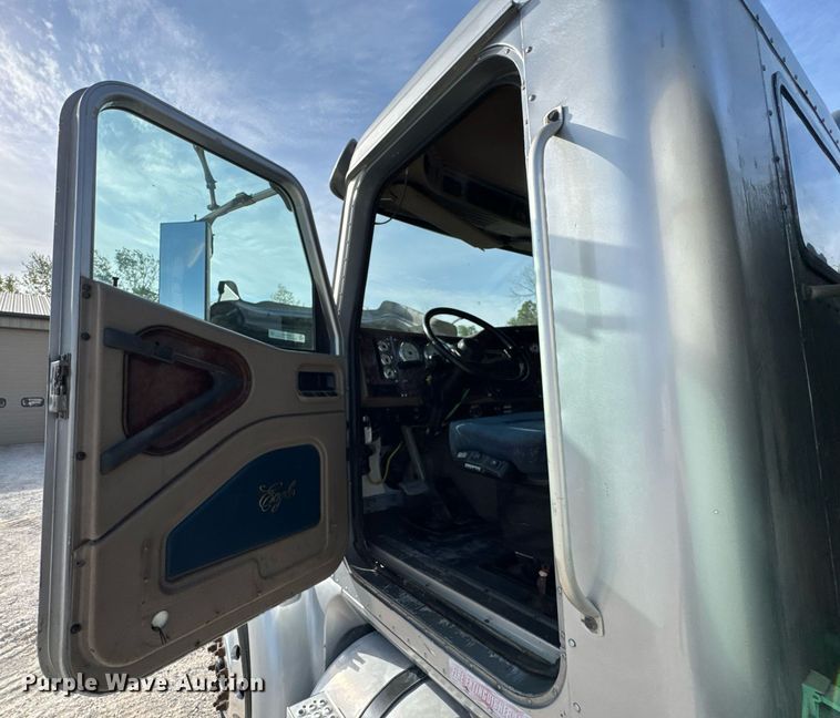 image for item DO0878 2007 International 9400i SBA flatbed truck with mud mixing system