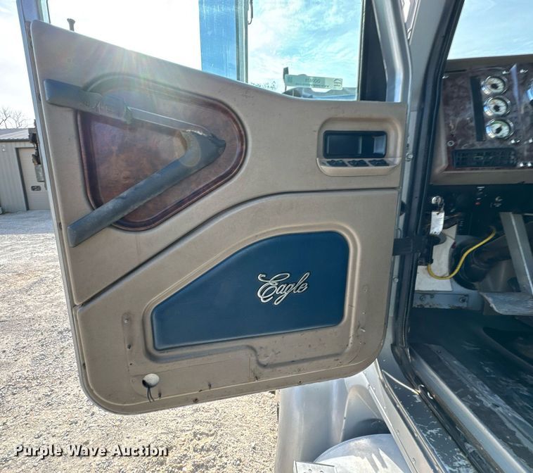 image for item DO0878 2007 International 9400i SBA flatbed truck with mud mixing system