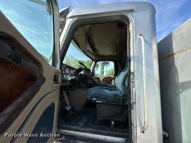 image for item DO0878 2007 International 9400i SBA flatbed truck with mud mixing system