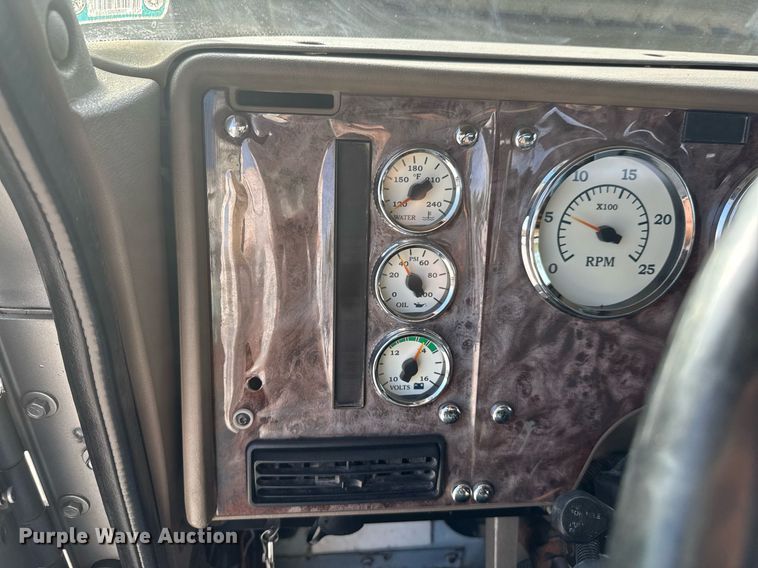 image for item DO0878 2007 International 9400i SBA flatbed truck with mud mixing system