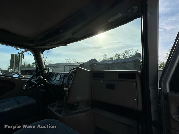 image for item DO0878 2007 International 9400i SBA flatbed truck with mud mixing system