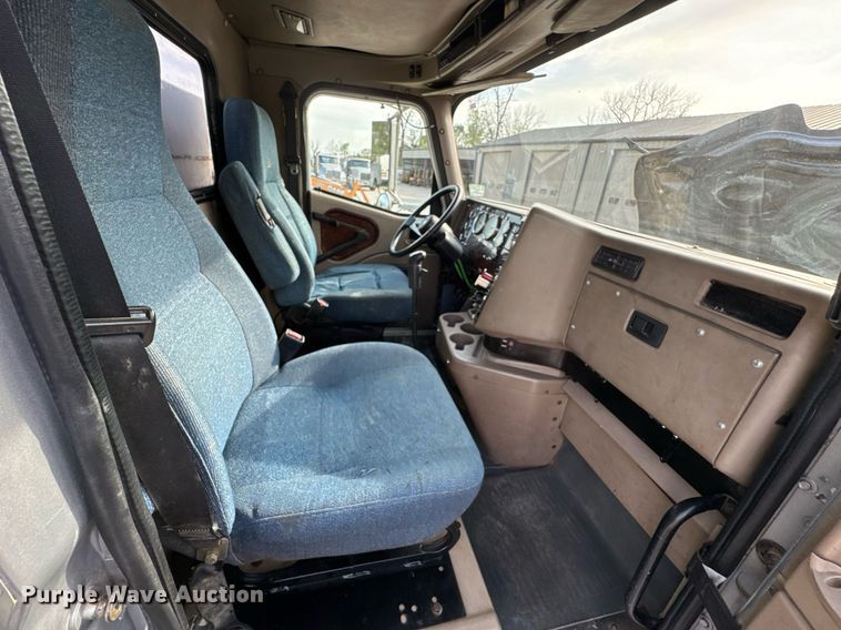 image for item DO0878 2007 International 9400i SBA flatbed truck with mud mixing system