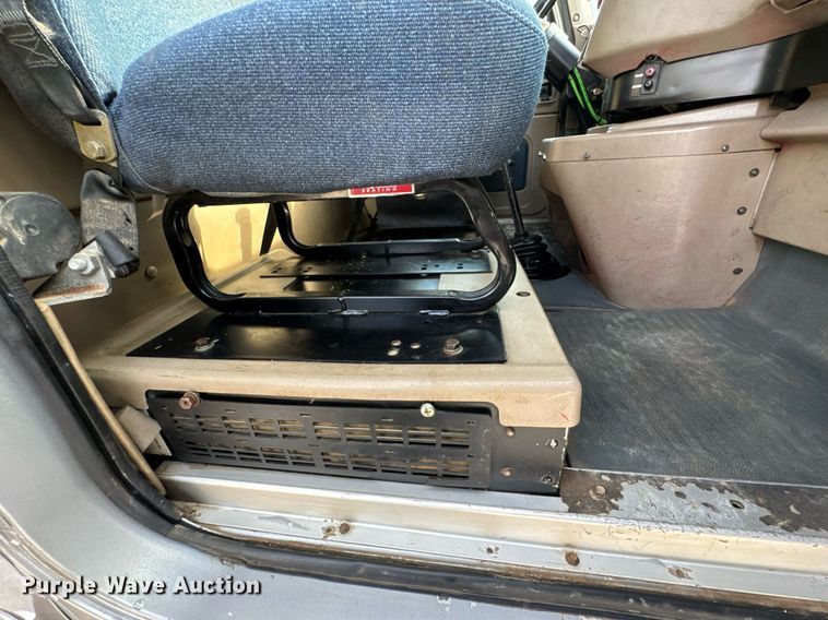 image for item DO0878 2007 International 9400i SBA flatbed truck with mud mixing system