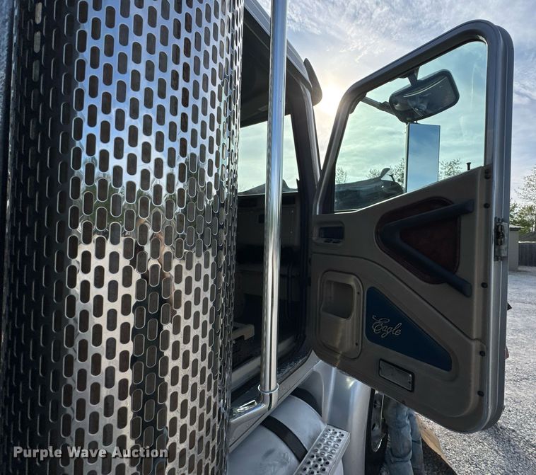 image for item DO0878 2007 International 9400i SBA flatbed truck with mud mixing system