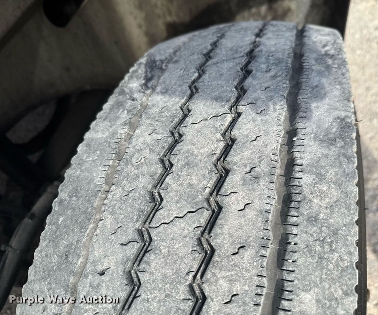 image for item DO0878 2007 International 9400i SBA flatbed truck with mud mixing system