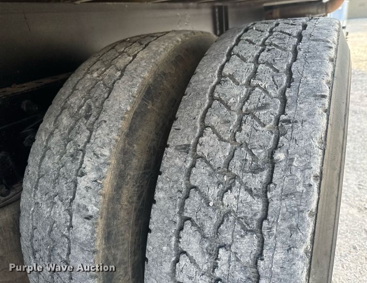 image for item DO0878 2007 International 9400i SBA flatbed truck with mud mixing system