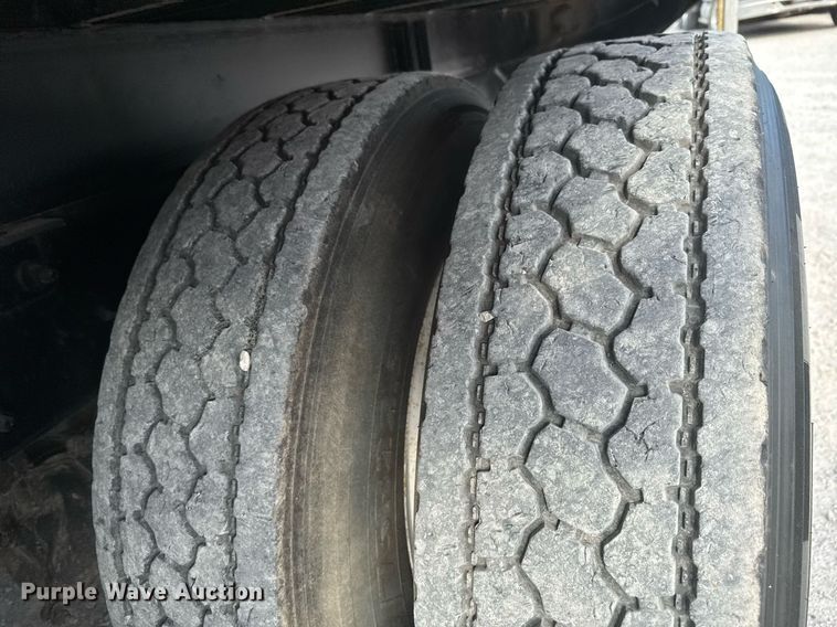 image for item DO0878 2007 International 9400i SBA flatbed truck with mud mixing system