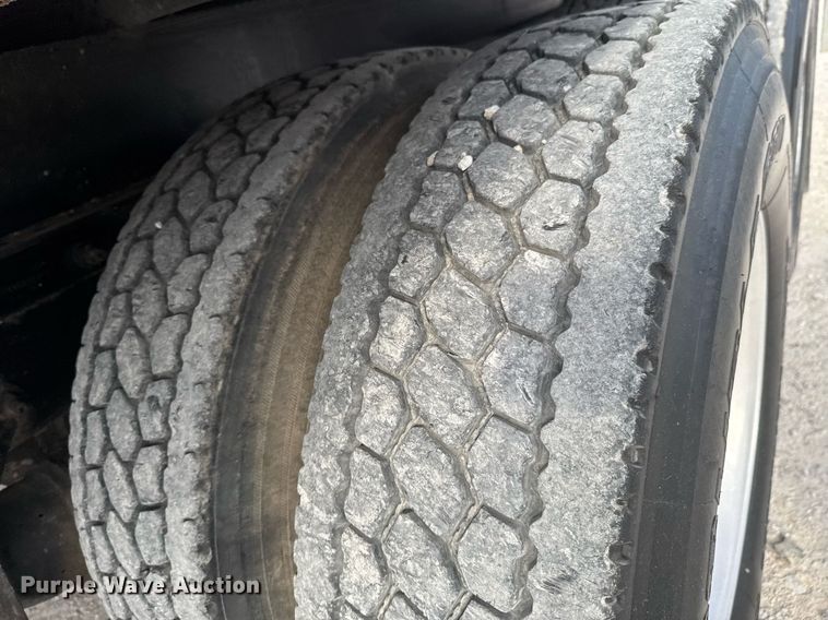 image for item DO0878 2007 International 9400i SBA flatbed truck with mud mixing system