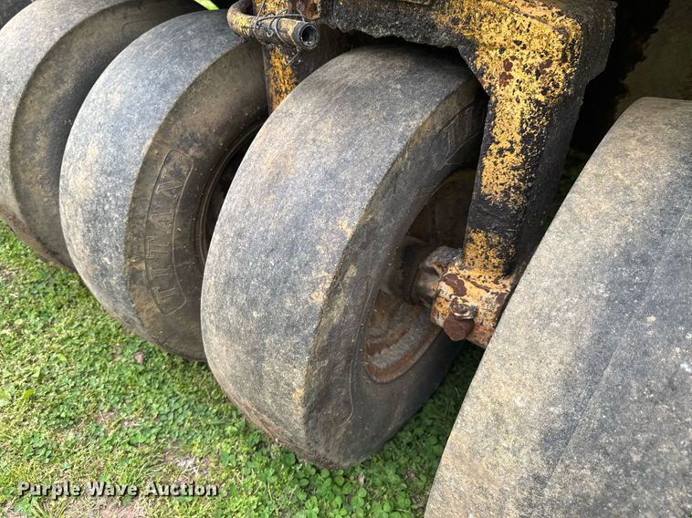 image for item DO0922 Bomag BW9R pneumatic roller