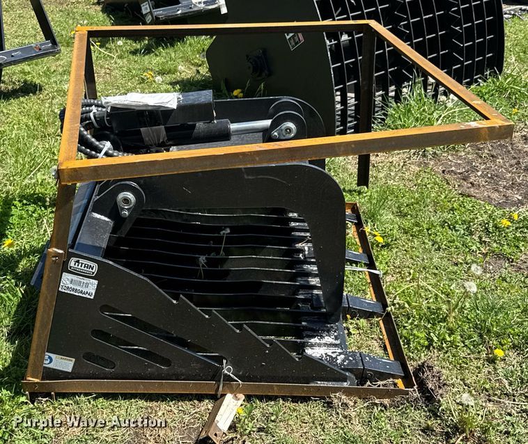 image for item DO0938 Titan skid steer grapple bucket