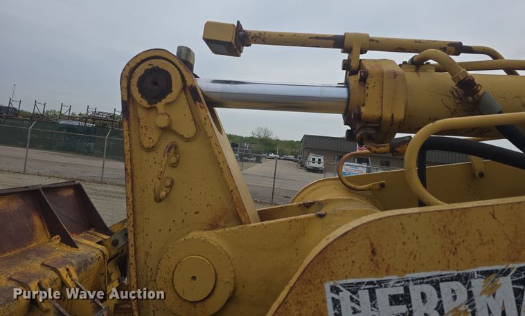 image for item DO7916 1982 Caterpillar 963 track loader