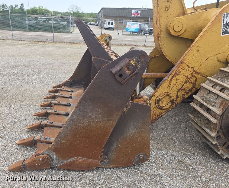 image for item DO7916 1982 Caterpillar 963 track loader