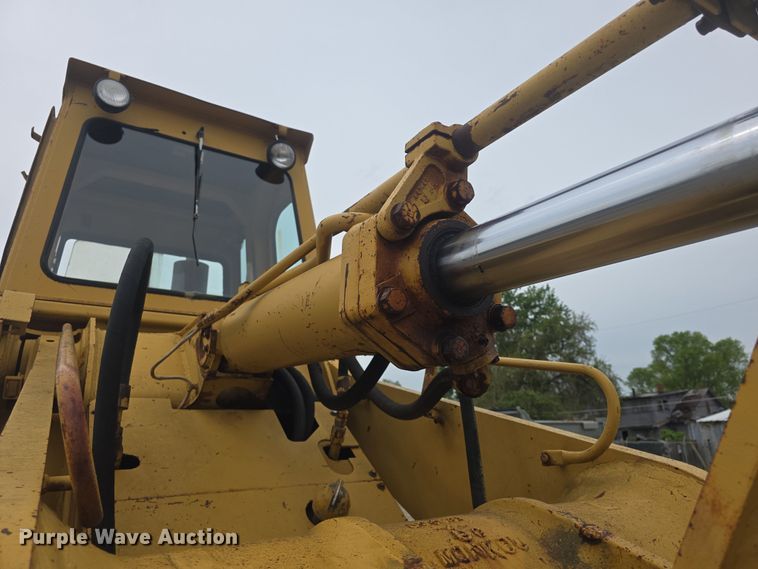 image for item DO7916 1982 Caterpillar 963 track loader