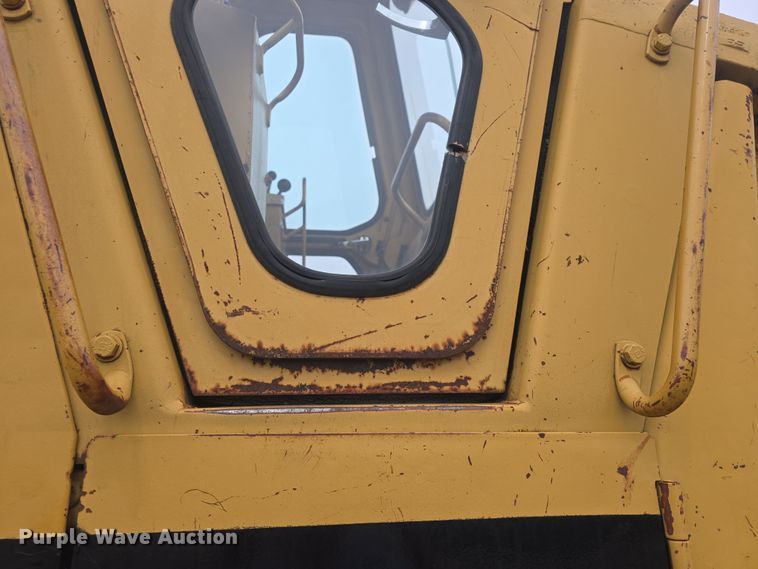 image for item DO7916 1982 Caterpillar 963 track loader