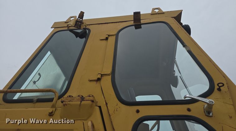 image for item DO7916 1982 Caterpillar 963 track loader