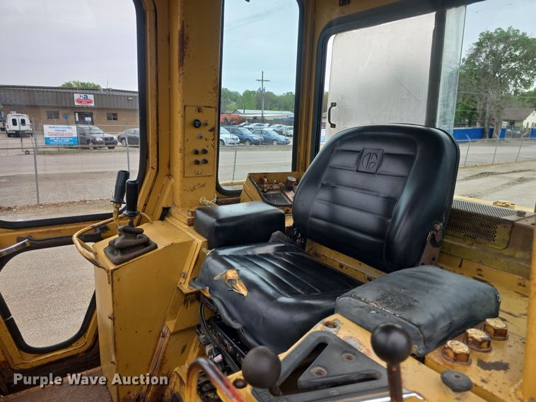 image for item DO7916 1982 Caterpillar 963 track loader